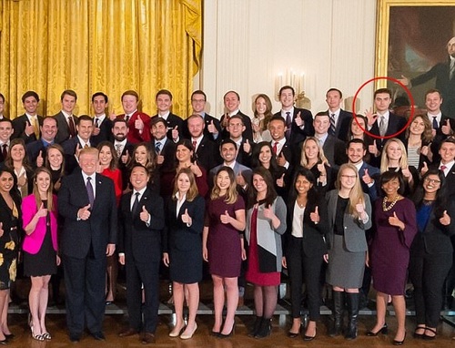 【서울=뉴시스】지난 11월 도널드 트럼프 대통령과 가을에 활동한 백악관 인턴들이 찍은 단체사진에서 극우주의단체에서 사용하는 손짓을 하고 있는 청년이 발견돼 논란이 되고 있다. (사진 = 데일리메일 캡쳐) 2017.12.29