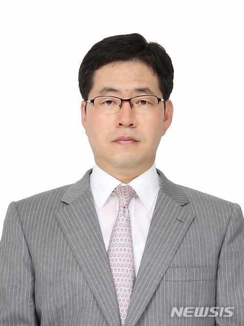 【서울=뉴시스】전신 기자 = 문재인 대통령은 29일 원자력안전위원회 위원장에 강정민(52) 한국과학기술원(KAIST) 원자력 공학과 초빙교수를 임명했다. 2017.12.29. (사진=청와대 제공) photo@newsis.com