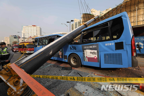 국과수 "건축 폐기물 위에 크레인 설치해 쓰러져"