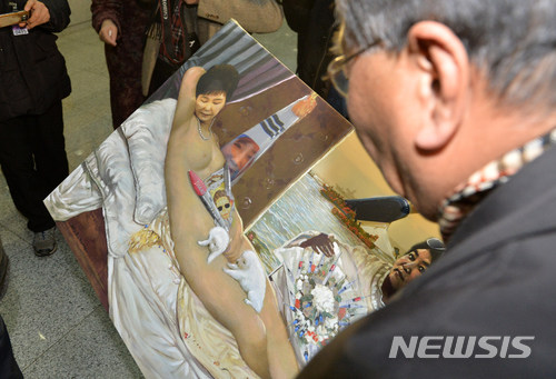 [서울=뉴시스] 지난 2017년1월 24일 오후 서울 여의도 국회 의원회관 1층 로비에서 열린 '곧, 바이! 展'에 전시된 이구영 작가의 '더러운 잠'. 2017.12.29. (사진=뉴시스 DB) photo@newsis.com