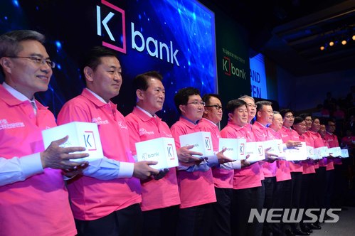 【서울=뉴시스】지난해 4월 3일 서울 종로구 kt스퀘어에서 열린 제1금융권 1호 인터넷 전문은행 케이뱅크 개소식에서 임종룡 금융위원장, 심성훈 은행장, 이진복 국회 정무위원장, 황창규 KT회장 등 참석 내빈들이 개소를 알리는 퍼포먼스를 하고 있다. 2017.12.29. (사진=뉴시스 DB) photo@newsis.com
