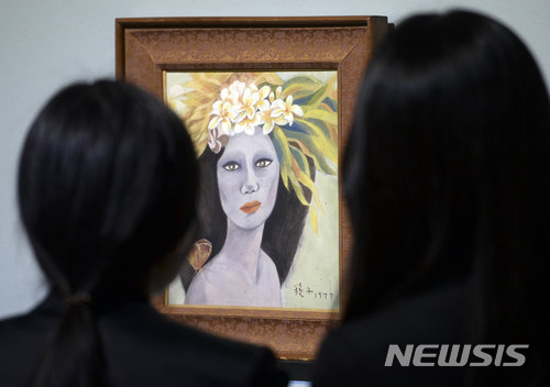 【서울=뉴시스】 경기도 국립현대미술관 과천관에서 관계자가 위작 논란이 일고 있는 '미인도'를 바라보고 있다. 국립현대미술관은 진위 논란이 일고 있는 '미인도'를 이날 언론에 공개 19일부터 '소장품전:균열'을 통해 일반에 공개, '미인도'가 일반에 공개되는 건 26년 만에 처음이다. 2017.12.29. (사진=뉴시스 DB) photo@newsis.com