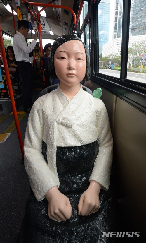 【서울=뉴시스】촛불혁명으로 시작한 2017년, 국민의 힘으로 정권을 교체한 역사적인 해이다. 2017년 대한민국은 최초라는 단어가 유독 많다. 최초의 대통령 탄핵 인용, 최초의 장미 대선, 최초의 수능 연기 등과 함께 지진, 화재, 엽기살인, 살충제 계란 파동 등 최악의 사건사고가 끊임없이 벌어진, 말그대로 다사다난한 해 였다. 일도 많고 탈도 많았던 2017년 한해를 마무리하며 사진으로 돌아봤다. 8월 14일 오전 서울 시내를 운행하는 동아운수 151번 버스의 좌석에 일본군 위안부 피해자들의 아픔을 기억하기 위한 평화의 소녀상이 자리하고 있다. 동아운수는 시민들과 함께 아픈 역사를 일깨우고 문제해결에 도움이 되고자 세계 위안부 기림일인 14일부터 오는 9월 30일까지 151번 버스 5대(2103번·3820번·3873번·3875번·4205번)에 소녀상을 설치해 운행한다고 밝혔다. 2017.12.29. (사진=뉴시스 DB) photo@newsis.com