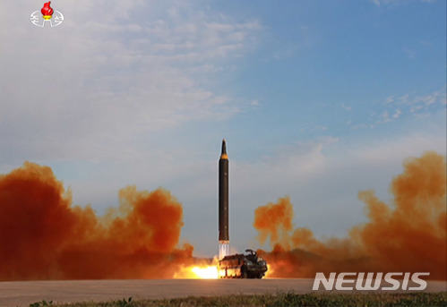 【서울=뉴시스】촛불혁명으로 시작한 2017년, 국민의 힘으로 정권을 교체한 역사적인 해이다. 2017년 대한민국은 최초라는 단어가 유독 많다. 최초의 대통령 탄핵 인용, 최초의 장미 대선, 최초의 수능 연기 등과 함께 지진, 화재, 엽기살인, 살충제 계란 파동 등 최악의 사건사고가 끊임없이 벌어진, 말그대로 다사다난한 해 였다. 일도 많고 탈도 많았던 2017년 한해를 마무리하며 사진으로 돌아봤다.&nbsp; 북한 조선중앙TV가 9월 16일 평양 순안비행장에서 진행된 IRBM(중거리급탄도미사일) '화성-12형' 발사 장면을 공개하고 있다. 조선중앙TV는 "우리의 최종목표는 미국과 실제적인 힘의 균형을 이루어 미국 집권자들의 입에서 함부로 잡소리가 나오지 못하게 하는 것"이라며 화성-12형의 전투적 성능과 신뢰성이 철저히 검증됐다고 주장했다. 2017.12.29. (사진=뉴시스 DB)&nbsp; photo@newsis.com 