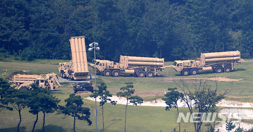 주한미군 사드(THAAD·고고도미사일방어체계) 발사대 4기가 성주군 초전면 사드기지에 도착해 설치 작업을 하고 있다 (사진=뉴시스DB)