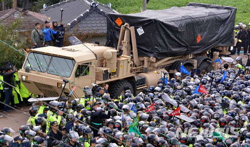 【서울=뉴시스】추가 배치되는 주한미군 사드(THAAD·고고도미사일방어체계) 발사대가 지난 2017년 9월7일 오전 경북 성주군 초전면 소성리마을에서 경찰과 주민의 대치속에 사드기지로 향하고 있다. 2017.12.29. (사진=뉴시스 DB) photo@newsis.com