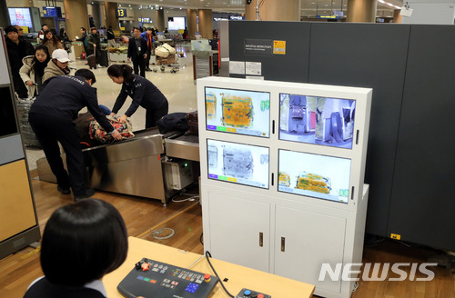 [인천공항=뉴시스]홍찬선 기자 = 인천공항세관 직원들이 인천공항 입국장에서 승객들의 수하물에 대해 X-ray 전수검사를 실시하고 있다. 2023.06.11.  mania@newsis.com