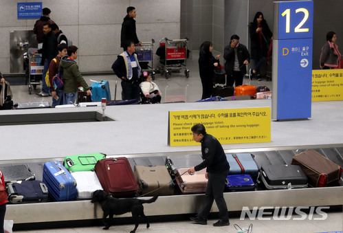 [인천공항=뉴시스]홍찬선 기자 = 인천공항 입국장에서 인천공항세관 소속 마약탐지견이 입국자들의 수하물들을 수색하고 있다. 2023.06.11.  mania@newsis.com