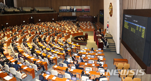 【서울=뉴시스】이영환 기자 = 29일 오후 서울 여의도 국회 본회의장에서 열린 제355회 국회(임시회) 제1차 본회의. 2017.12.29. 20hwan@newsis.com