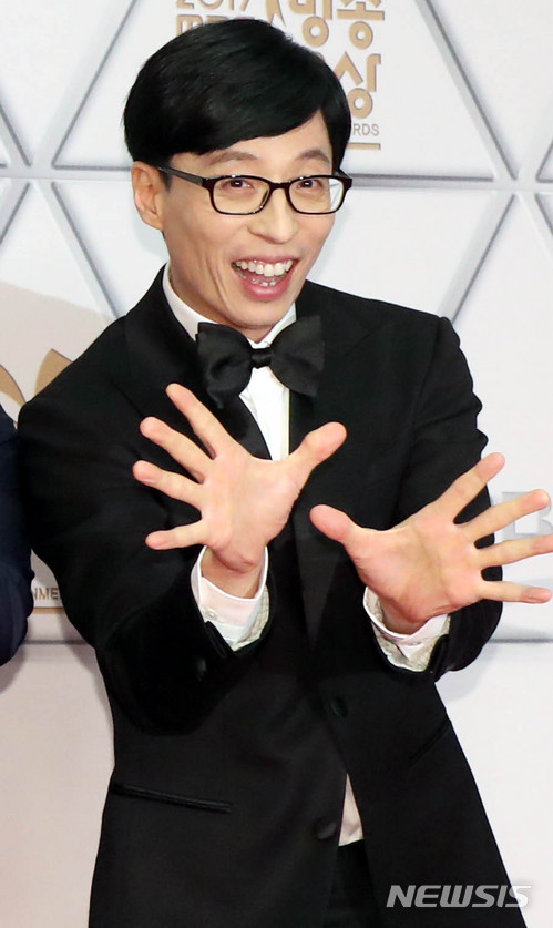 【서울=뉴시스】권현구 기자 = 29일 오후 서울 마포구 상암동 MBC 미디어센터에서 열린 '2017 MBC 방송연예대상 시상식'에 참석한 유재석이 포토타임을 갖고 있다. 2017.12.29. stoweon@newsis.com