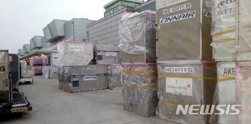 【인천공항=뉴시스】해외에서 보내진 국제우편소포들이 항공화물용컨테이너에 담겨 화물기를 통해 국내에 도착했지만, 세관의 통관 지연으로 인해 인천공항 화물터미널 계류장에 그대로 적체돼 있다. 2017.12.30. photo@newsis.com