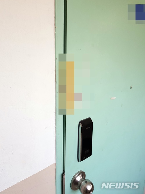 【전주=뉴시스】강인 기자 = 전북 완주군 봉동읍에 있는 고준희(5)양의 친부 고모(36)씨가 사는 아파트 현관문 모습이다. 2017.12.30 kir1231@newsis.com