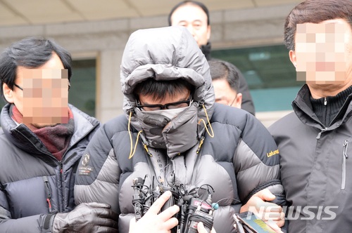【전주=뉴시스】강인 기자 = 30일 고준희양의 시신을 유기한 혐의를 받고 있는 친부 고모(36)씨가 구속전피의자심문을 받으러 가기 전 전북 전주덕진경찰서 앞에서 취재진의 질문을 받고 있다. 2017.12.30 kir1231@newsis.com