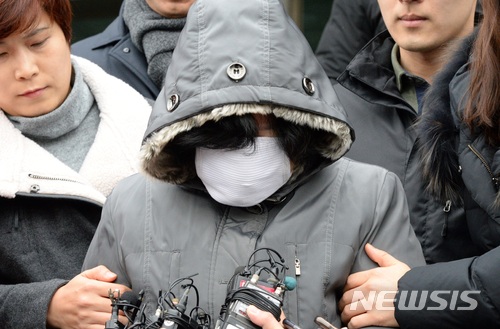 【전주=뉴시스】강인 기자 = 30일 고준희양의 시신을 유기한 혐의를 받고 있는 새외할머니 김모(61)씨가 구속전피의자심문을 받으러 가기 전 전북 전주덕진경찰서 앞에서 취재진의 질문을 받고 있다. 2017.12.30 kir1231@newsis.com