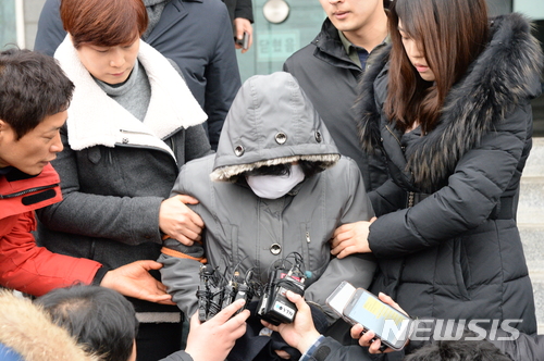 【전주=뉴시스】강인 기자 = 30일 고준희양의 시신을 유기한 혐의를 받고 있는 새외할머니 김모(61)씨가 구속전피의자심문을 받으러 가기 전 전북 전주덕진경찰서 앞에서 "죄송합니다"라고 말하고 있다. 사과의 대상은 밝히지 않았다. 2017.12.30kir1231@newsis.com