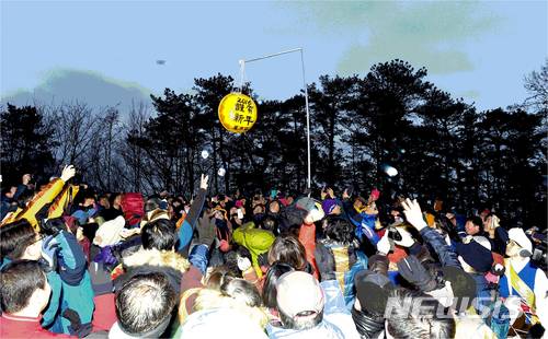 【서울=뉴시스】서울 노원구 불암산 박 터뜨리기 행사. 2017.12.31. (사진 = 서울시 제공) photo@newsis.com