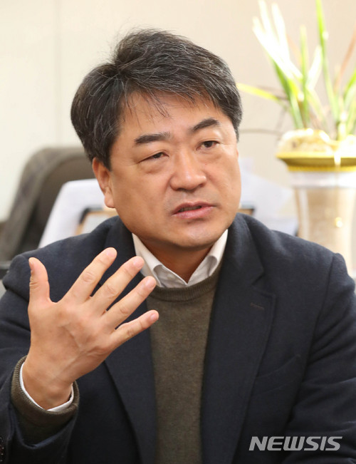 【서울=뉴시스】권현구 기자 = 한국블록체인산업진흥협회 김형주 이사장이 지난달 28일 서울 서초구 한국블록체인산업진흥협회에서 뉴시스와 인터뷰를 하고 있다. 2018.01.01. stoweon@newsis.com