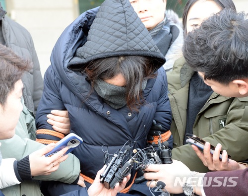 【전주=뉴시스】강인 기자 = 31일 고준희양의 시신 유기에 가담한 혐의를 받고 있는 준희양의 계모 이모(35)씨가 영장실질심사를 받으로 가기 전 전북 전주덕진경찰서 앞에서 취재진 질문을 받고 있다. 2017.12.31 kir1231@newsis.com