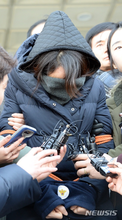 【전주=뉴시스】강인 기자 = 31일 고준희양의 시신 유기에 가담한 혐의를 받고 있는 준희양의 계모 이모(35)씨가 영장실질심사를 받으로 가기 전 전북 전주덕진경찰서 앞 포토라인에 선 가운데 목도리로 얼굴을 가린 모습이다. 2017.12.31 kir1231@newsis.com