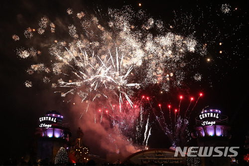 【제주=뉴시스】 31일밤부터 1일 새벽까지 열린 제주신화월드의&nbsp; ‘2018 카운트다운 파티’ 중 참석한 도민들의 카운트다운과 함께 신화테마파크 센트럴 스테이지 위로 화려한 불꽃놀이가 펼쳐지고 있다. 2017.01.01 (사진= 제주신화월드 제공) photo@newsis.com