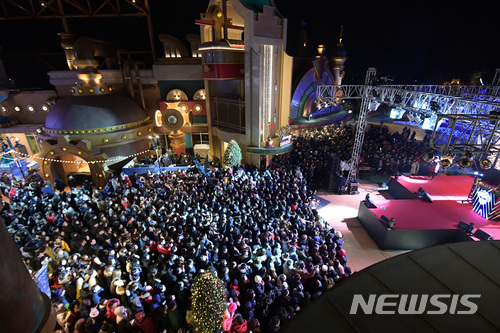 【제주=뉴시스】 제주신화월드가 개최한&nbsp; ‘2018 카운트다운 파티’가 1만5000명의 군중이 참석한 가운데 31일밤부터 1일새벽까지 신화테마파크에서 열렸다. 2017.01.01 (사진= 제주신화월드 제공) photo@newsis.com