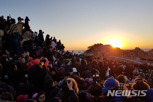 【울산=뉴시스】박일호 기자 = 1일 오전 울산시 동구 대왕암공원 해맞이 광장에서 '2018년 대왕암 해맞이 행사'가 열린 가운데 새해 첫 태양이 바다 위로 떠오르고 있다. 2018.01.01. (사진=울산 동구 제공) photo@newsis.com