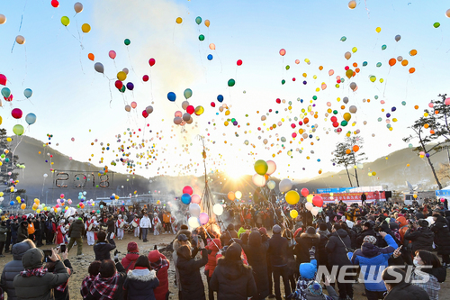 【정선=뉴시스】김태식 기자 = 1일 강원 정선 아리랑공원에서 평창동계올림픽대회 및 동계패럴림픽대회의 성공 개최와 참여열기 확산을 위한 축제가 열리고 있다.2018.01.01(사진=정선군청 제공) photo＠newsis.com