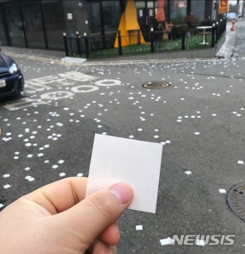 【서울=뉴시스】지난해 12월31일 롯데월드타워의 신년 카운트다운 행사의 일환으로 뿌려진 '종이눈꽃'이 서울 송파구 일대에 쌓여 시민들이 불만을 토로하고 있다. 해당 사진은 사회관계서비스망(SNS)에 올라온 관련 사진. 2018.01.01. (사진=SNS 캡쳐)