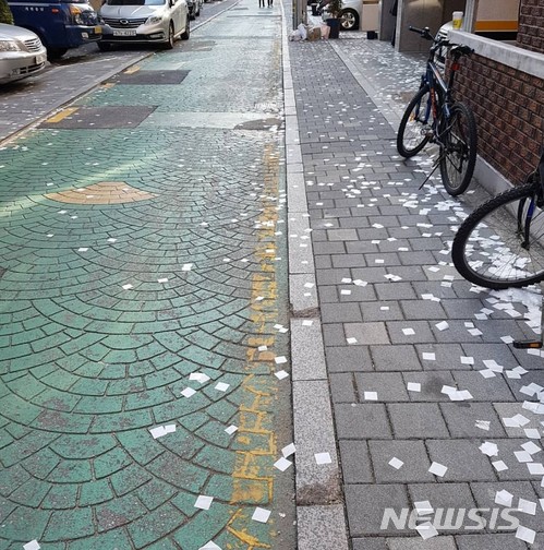 【서울=뉴시스】지난해 12월31일 롯데월드타워의 신년 카운트다운 행사의 일환으로 뿌려진 '종이눈꽃'이 송파구 일대에 쌓여 시민들이 불만을 토로하고 있다. 해당 사진은 사회관계서비스망(SNS)에 올라온 관련 사진. 2018.01.01. (사진=SNS 캡쳐)