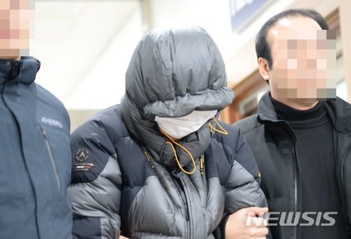 【전주=뉴시스】강인 기자 = 1일 전북 전주덕진경찰서에서 고준희양의 시신을 유기한 혐의를 받고 있는 친부 고모(36)씨가 조사를 받은 뒤 유치장으로 이동하고 있다. 2018.1.1kir1231@newsis.com