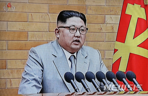 【서울=뉴시스】박진희 기자 = 2018년 새해를 맞아 1일 북한 김정은 노동당 위원장이 육성 신년사를 조선중앙TV가 보도하고 있다. 2018.01.01.(사진=조선중앙TV 캡쳐)photo@newsis.com