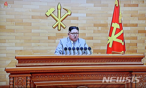 【서울=뉴시스】박진희 기자 = 2018년 새해를 맞아 1일 북한 김정은 노동당 위원장이 육성 신년사를 조선중앙TV가 보도하고 있다. 2018.01.01.(사진=조선중앙TV 캡쳐)photo@newsis.com