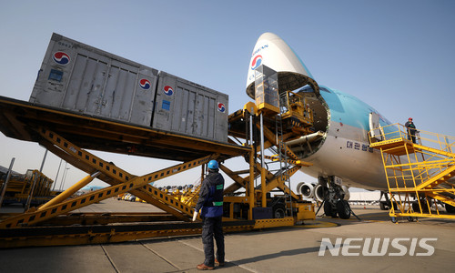 【인천공항=뉴시스】추상철 기자 = 2018 무술년 새해가 밝은 1일 오전 인천공항 화물터미널에서 수출물량이 대한항공 화물기에 실리고 있다. 한편, 지난해 수출은 무역 통계를 작성한 이후 61년 만에 최대 수출 실적인 5739억 달러를 기록했다. 2018.01.01. scchoo@newsis.com