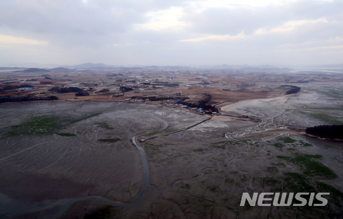 【무안=뉴시스】류형근 기자 = 1일 오전 전남 무안군 무안공항을 이륙한 코리아익스프레스 항공 KW301편에서 바라본 무안갯벌. 2018.01.01.&nbsp; hgryu77@newsis.com