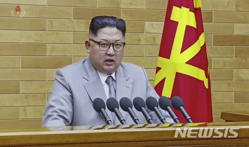 【조선중앙방송위원회=AP/뉴시스】 김정은은 1일 "남조선에서 열리는 겨울철 올림픽 대회는 민족의 위상을 과시하는 좋은 계기가 될 것"이라며 " 대표단 파견을 포함해 필요한 조치를 취할 용의가 있다"고 알렸다.