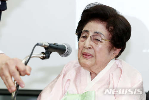 【서울=뉴시스】이영환 기자 = 고 김대중 전 대통령의 부인 이희호 여사가 1일 오후 서울 마포구 연세대학교 김대중도서관에서 열린 합동하례회에 참석해 인사말을 하고 있다. 2018.01.01. 20hwan@newsis.com