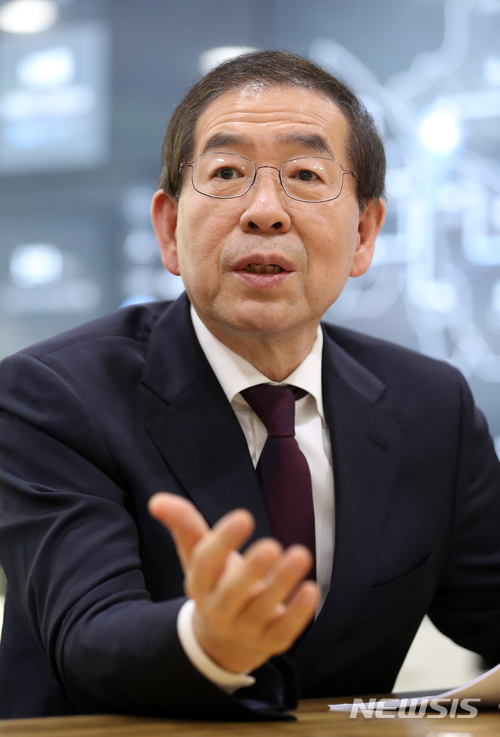 【서울=뉴시스】박진희 기자 = 박원순 서울시장이 시청 집무실에서 뉴시스와 인터뷰 하고 있다. 2018.01.02. pak7130@newsis.com 