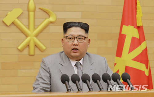 【서울=뉴시스】북한 조선노동당 중앙위원회기관지 노동신문이 김정은 조선노동당 위원장의 2018년 신년사를 1면에 사진과 함께 보도 했다.&nbsp; 이날 신년사에서 김정은 위원장은 "미국본토전역이 우리의 핵타격사정권안에 있으며 핵단추가 내 사무실책상우에 항상 놓여있다는 것, 이는 결코 위험이 안닌 현실임을 독바로 알아야 합니다."고 말하며 핵에 대해 확고함을 드러냈다.&nbsp; 한편, 김위원장은 연설 말미에 "머지않아 열리는 겨울철 올림픽 경기대회(평창올림픽)에 대해 말한다면 그것은 민족의 위상을 과시하는 좋은 계기로 될 것이며 우리는 대회가 성과적으로 개최되기를 진심으로 바란다"며 "이러한 견지에서 우리는 대표단 파견을 포함해 필요한 조치를 취할 용의가 있으며 이를 위해 북남당국이 시급히 만날 수도 있을 것"이라고 밝혔다. 2018.01.01. (출처=노동신문) photo@newsis.com 