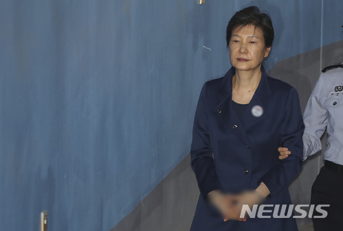 【서울=뉴시스】 최진석 기자 = 박근혜 전 대통령이 지난해 10월16일 오전 서초구 서울중앙지법으로 구속 연장 후 처음으로 열린 80차 공판에 출석하고 있다. 박 전 대통령은 이날 이후 법정에 나오지 않고 있다. 2017.10.16. myjs@newsis.com