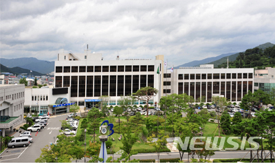 【양산=뉴시스】안지율 기자 = 경남 양산시 관내 황사마스크 생산업체인 ㈜ 블루 인더스의 블루 방역황사마스크가 TV 공영홈쇼핑(아임쇼핑)에서 완판 기록했다. 사진은 양산시청 전경. 2018.04.18. (사진=뉴시스 DB) photo@newsis.com