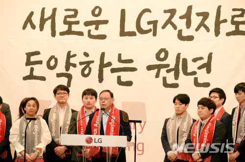 【서울=뉴시스】심동준 기자 = 조성진(62) LG전자 부회장이 2일 오전 서울 영등포구 LG트윈타워에서 열린 시무식에서 신년사를 발표했다. 이날 조 부회장은 "끊임 없는 도전을 통해 삶의 변화를 이끈 창업 정신을 되새겨 기존의 틀을 깨고 새로운 LG전자로 도약해야"한다면서 사업구조 고도화, 미래기술 선점, 외부와의 협력 등 올해 사업 방향을 발표했다. 2018.01.02 (사진 = LG전자 제공) s.won@newsis.com