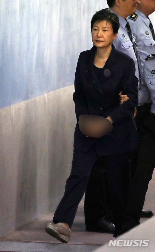 【서울=뉴시스】 최진석 기자 = 박근혜 전 대통령이 지난해 10월16일 오전 서초구 서울중앙지법으로 구속 연장 후 처음으로 열린 80차 공판에 출석하고 있다. 박 전 대통령은 이날 이후 법정에 나오지 않고 있다. 2017.10.16.&nbsp; myjs@newsis.com 