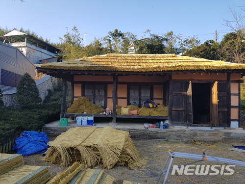 【합천=뉴시스】김기진 기자 =합천군은 최근 경남 합천군 율곡면 내천리에 소재한 전 전 대통령 생가 본채(사진) 등 4개 동 지붕의 천연볏짚을 인조볏짚으로 교체했다고 2일 밝혔다. 2018.01.02. (사진=합천군 제공) photo@newsis.com