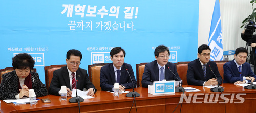 【서울=뉴시스】이영환 기자 = 바른정당 유승민 대표가 2일 오전 서울 여의도 국회 바른정당 회의실에서 열린 최고위원·국회의원 연석회의에 참석해 발언하고 있다.유승민 대표는 "문재인 대통령과 김정은 북한 노동당 위원장이 발표한 신년사를 보면서 대한민국의 운명이 어디로 향해가고 있는지, 이 정권의 위험하기 짝이 없는 안보정책의 실상을 국민들이 꼭 알아야 한다"고 밝혔다.또한 "안보위기속 경제성장을 자랑하기 위해 안보위기란 말을 사용하고 북핵 문제나 한미동맹 관련 대책은 일언반구가 없다" 며 "나라를 지키고 국민생명을 지키는데 아무 생각이 없는 신년사 였다"고 전했다.왼쪽부터 박인숙, 정운천, 하태경 최고위원, 유승민 대표, 오신환 원내대표, 지상욱 정책위의장. 2018.01.02.&nbsp; 20hwan@newsis.com