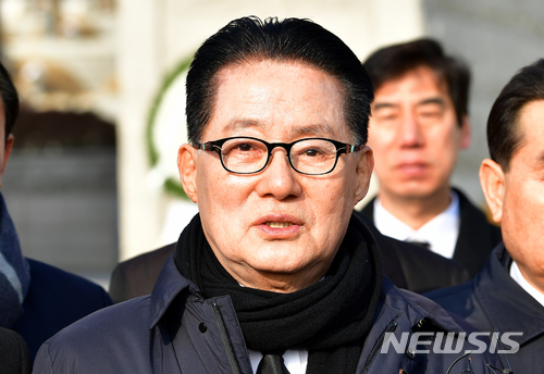 【광주=뉴시스】류형근 기자 = 국민의당 박지원 전 대표가 2일 오전 광주 북구 운정동 국립5·18민주묘지에서 오월 열사에 참배하며 새해 첫 일정을 시작한 뒤 언론 인터뷰를 하고 있다. 2018.01.02. hgryu77@newsis.com