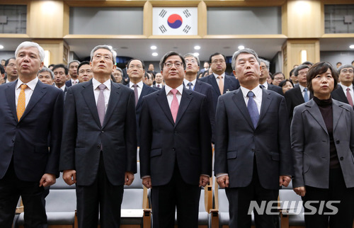 【서울=뉴시스】박진희 기자 = 김명수 대법원장이 지난 1월2일 서울 서초구 대법원 대강당에서 열린 대법원 시무식에 참석하여 국민의례를 하고 있다. 사진 왼쪽부터 김신 대법관, 고영한 대법관, 김명수 대법원장, 김창석 대법관, 김소영 대법관. 2018.01.02.pak7130@newsis.com
