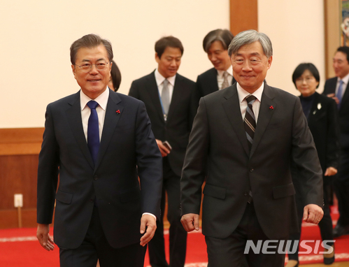 [서울=뉴시스]지난 2018년 1월 문재인 대통령이 당시 최재형 신임 감사원장에게 임명장 수여 후 환담장으로 함께 이동하던 과거 모습. (사진=뉴시스DB). 2018.01.01. amin2@newsis.com