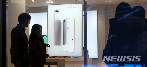 【서울=뉴시스】고범준 기자 = 애플이 아이폰 성능 조작 파문과 관련해 배터리 교체비용을 할인해 신청접수를 받기 시작한 2일 오후 서울의 한 대형 아케이드에 입점된 애플 제품 리셀러샵 앞으로 시민들이 지나가고 있다. 아이폰6 이상 사용자들은 기존 10만원에서 6만 6000원 인하된 3만 4000원에 배터리를 교체할 수 있다고 애플코리아는 밝혔지만 소비자들은 애플을 상대로 한 손해배상청구 소송에 참여, 국내 아이폰 사용자 수는 20만명을 넘어섰다. 2018.01.02. bjko@newsis.com