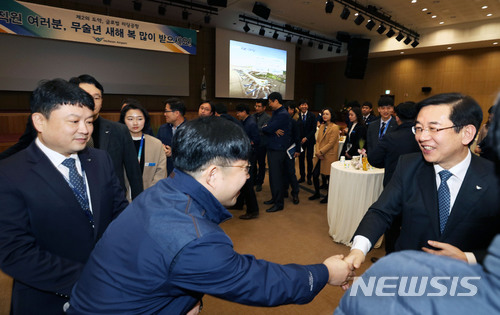 【인천공항=뉴시스】홍찬선 기자 = 정일영 인천공항공사 사장이 2일 오전 공사 대강당에서 시무식을 갖고 직원들과 새해 덕담을 나누며 악수를 하고 있다. 2017.01.02.(사진=인천공항공사 제공) mania@newsis.com