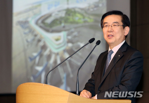 【인천공항=뉴시스】홍찬선 기자 = 정일영 인천공항공사 사장이 2일 오전 공사 대강당에서 시무식을 갖고 직원들에게 신년사를 하고 있다. 한편 공사는 이달 18일 인천공항 제2여객터미널(T2) 개장을 앞두고 있다. 총 5조원을 투입한 제2여객터미널은 총 38만4000㎡ 규모로 연간 1800만명이 이용할 수 있다. 보안검색, 세관검사, 탑승 등 출입국 절차가 제1여객터미널과 별도로 이뤄지며, 대한항공, 델타, 에어프랑스, KLM 등 4개 항공사가 제2터미널로 이전한다. mania@newsis.com
